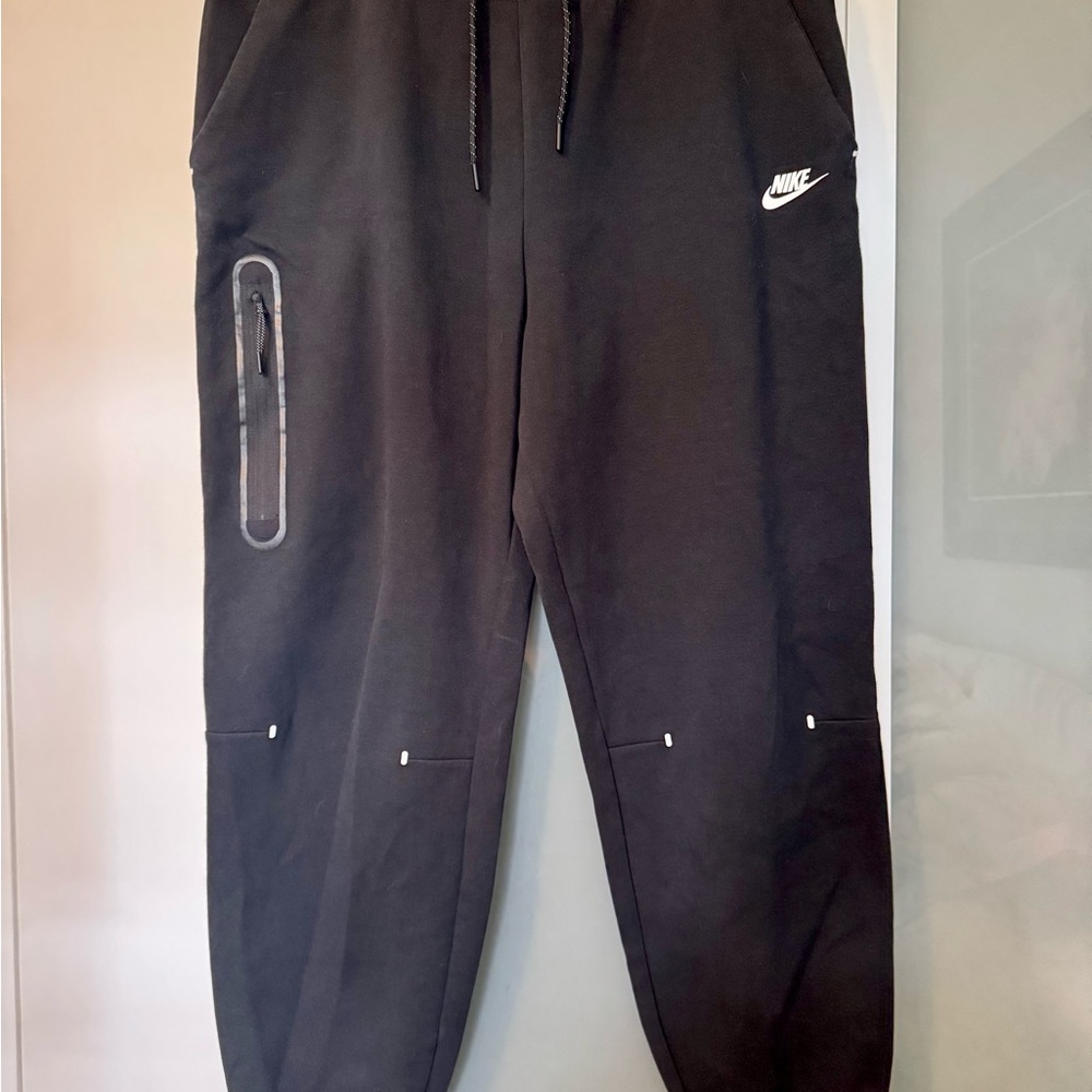 Nike Men’s Black Sportswear Tech Fleece Joggers